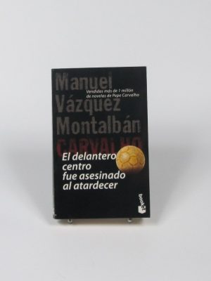 9788408020875_el-delantero-centro-fue-asesinado-al-atardecer_front-2.jpg El delantero centro fue asesinado al atardecer