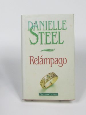 9788422660361_relampago_front-11.jpg Relámpago