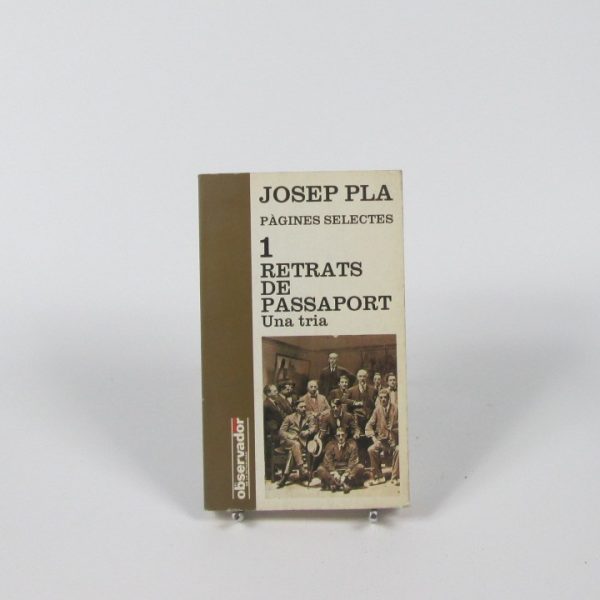 9788423320493_retrats-de-passaport-una-tria_front-1.jpg Retrats de passaport una tria