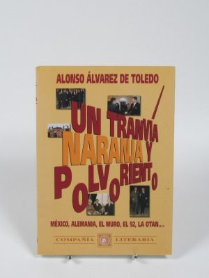 Un tranvía naranja y polvoriento